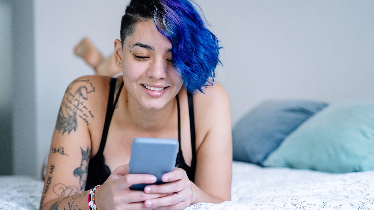 ¿Qué dice tu forma de mandar mensajes al inicio de una relación sobre tu signo zodiacal?