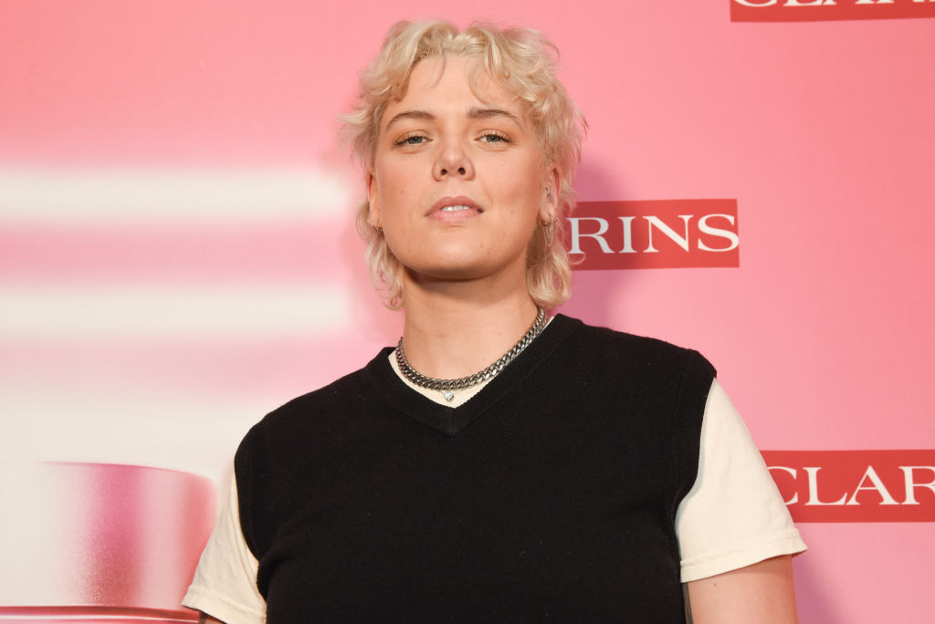 Betty Who Apologizes To Fans After Being Accused Of Making “Lesbophobic” Comments