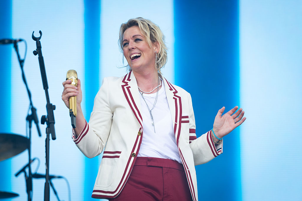 These Videos Of Brandi Carlile’s Surprise Drop-In At Karaoke Night Are Queer Perfection