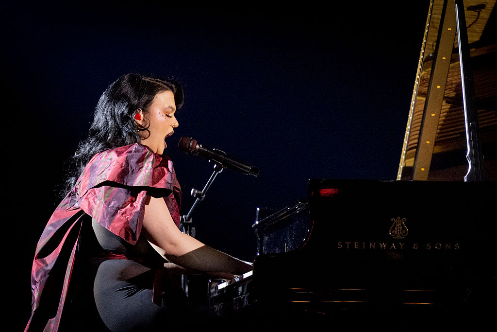 Watch Lola Young Perform “Messy” At The Grammys In Her First Televised Return