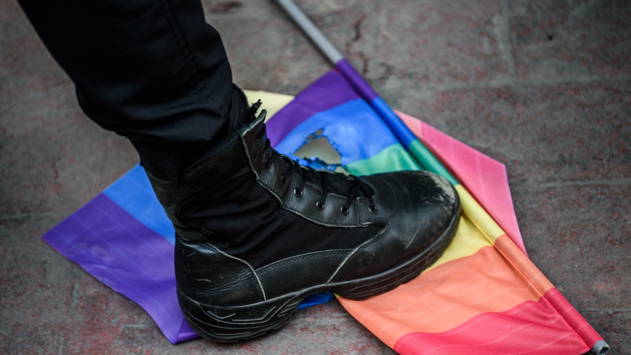 Turquía arresta a docenas de activistas LGBTQ+ y allana las oficinas de grupos de derechos humanos en una represión masiva