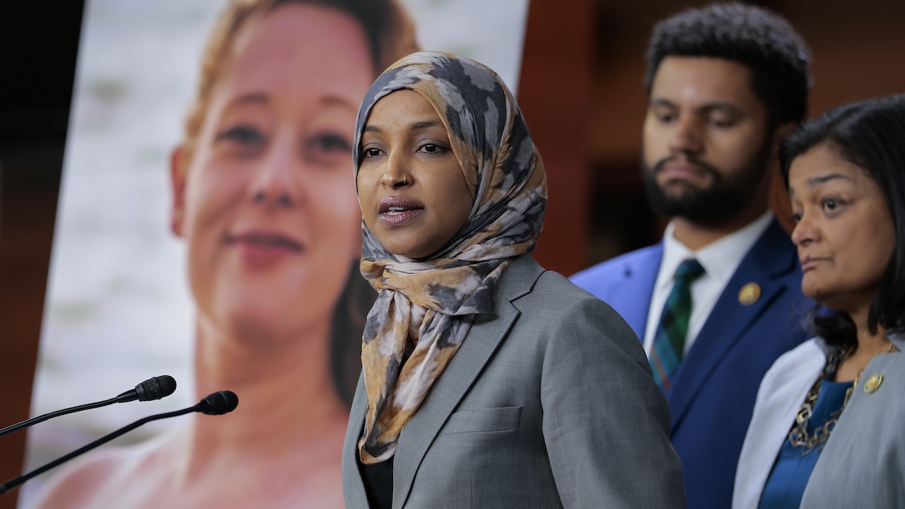Ilhan Omar, demócrata y aliada de los derechos LGBTQ+ desde hace mucho tiempo, tiene su casa registrada por agentes federales