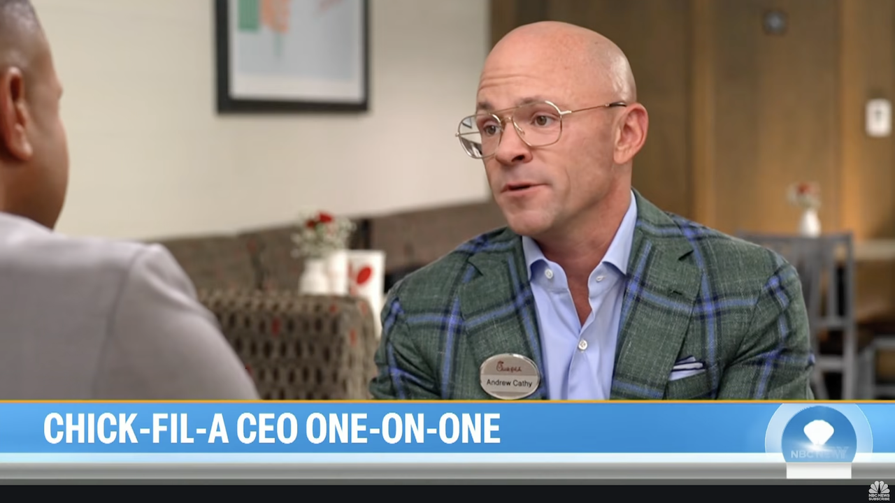 El CEO de Chick-fil-A evita preguntas sobre la postura de la empresa sobre los derechos LGBTQ+