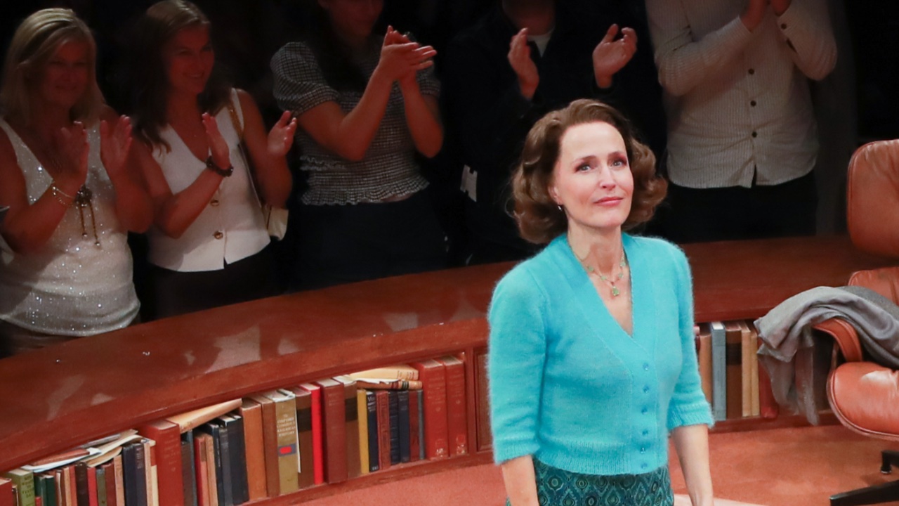 La interacción de Gillian Anderson con los fanáticos del teatro que 'distraen' se vuelve viral